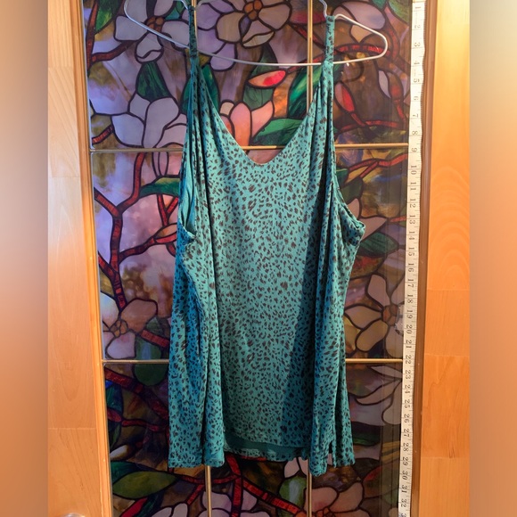 New large women’s green animal print tank top. - Picture 3 of 3